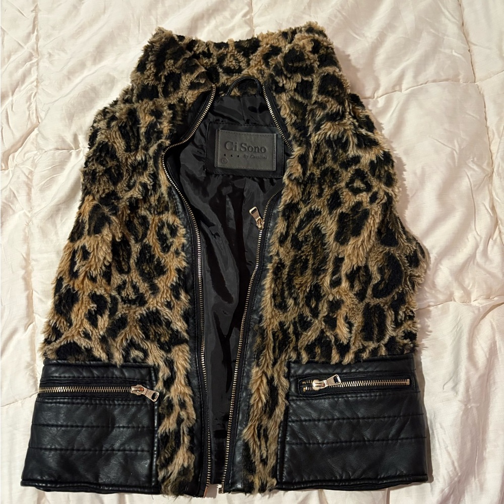 ‼️SOLD Ci Sono Women's Faux Fur Leopard Vest with Black Accents